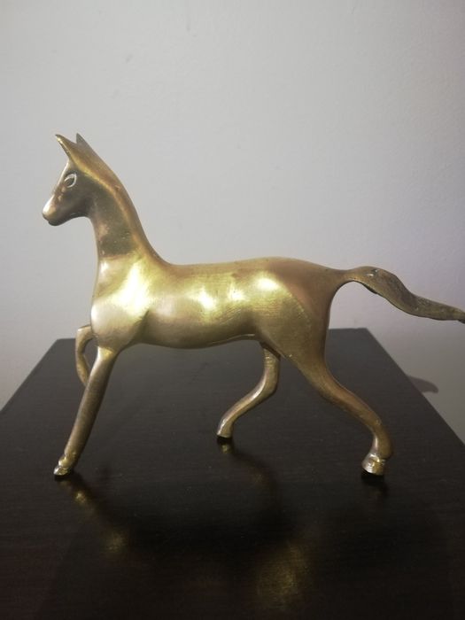 Много красива статуетка на кон. Месинг.