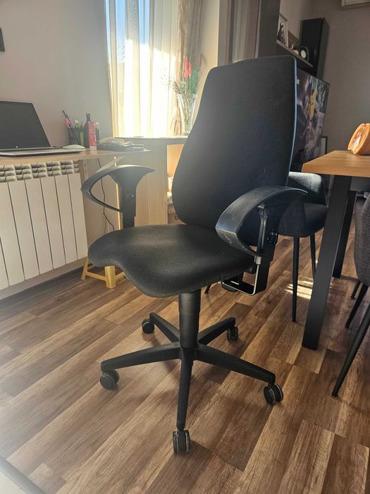 Продавам офис стол в отлично състояние с няколко функции за комфорт