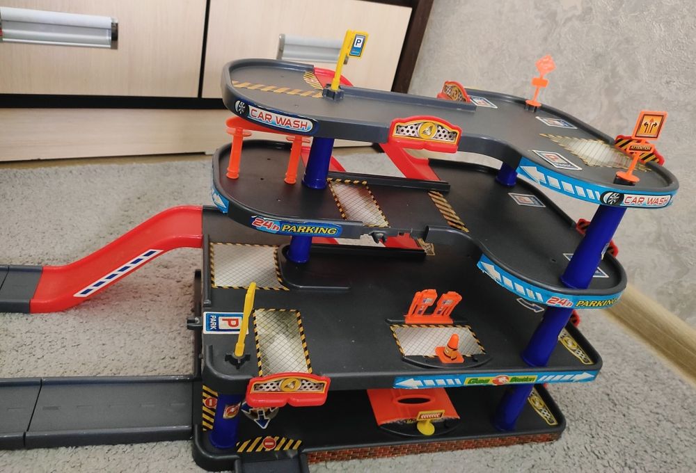 Продаётся  многоуровневая парковка на заправка.б/у,все детали на месте