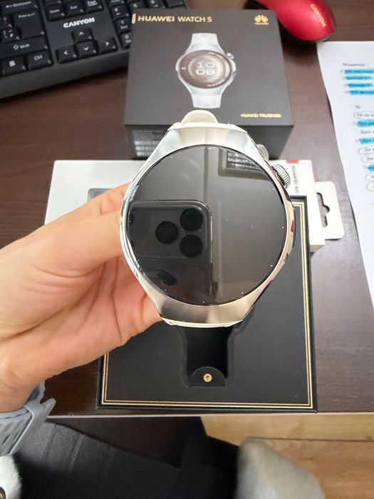 HUAWEI Watch 5 - 42mm White + черна каишка