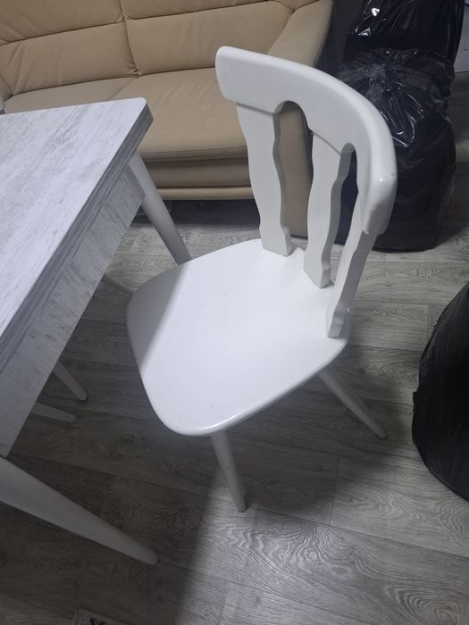 Masa extensibila bucatarie cu 4 scaune din lemn masiv