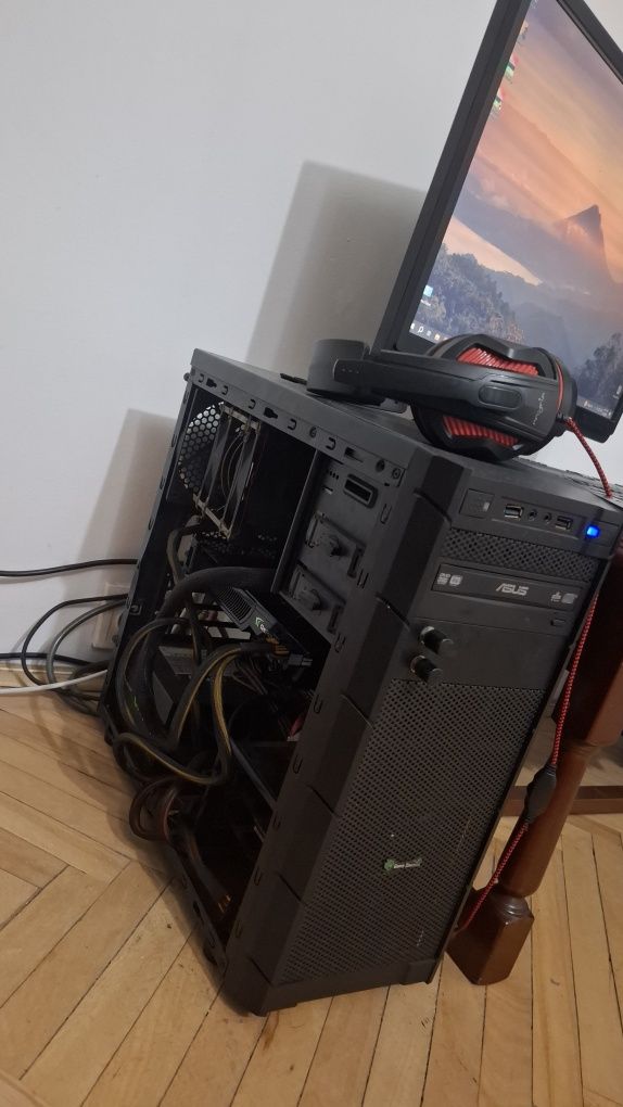 Vând unitate PC + monitor