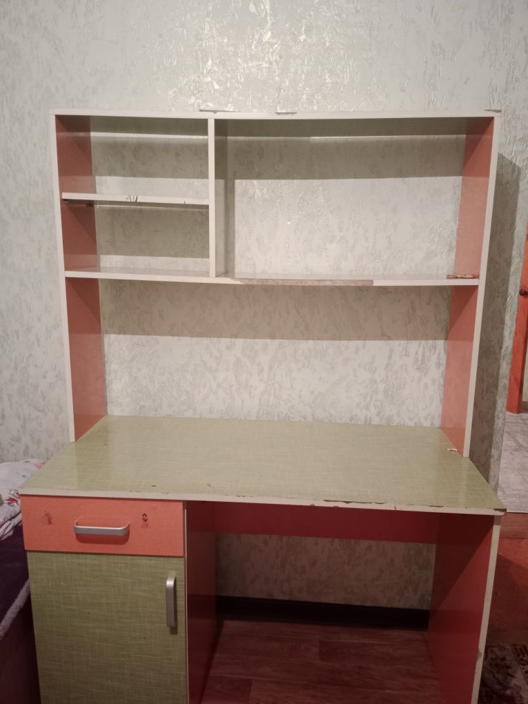 Стол для уроков/компьютерный
