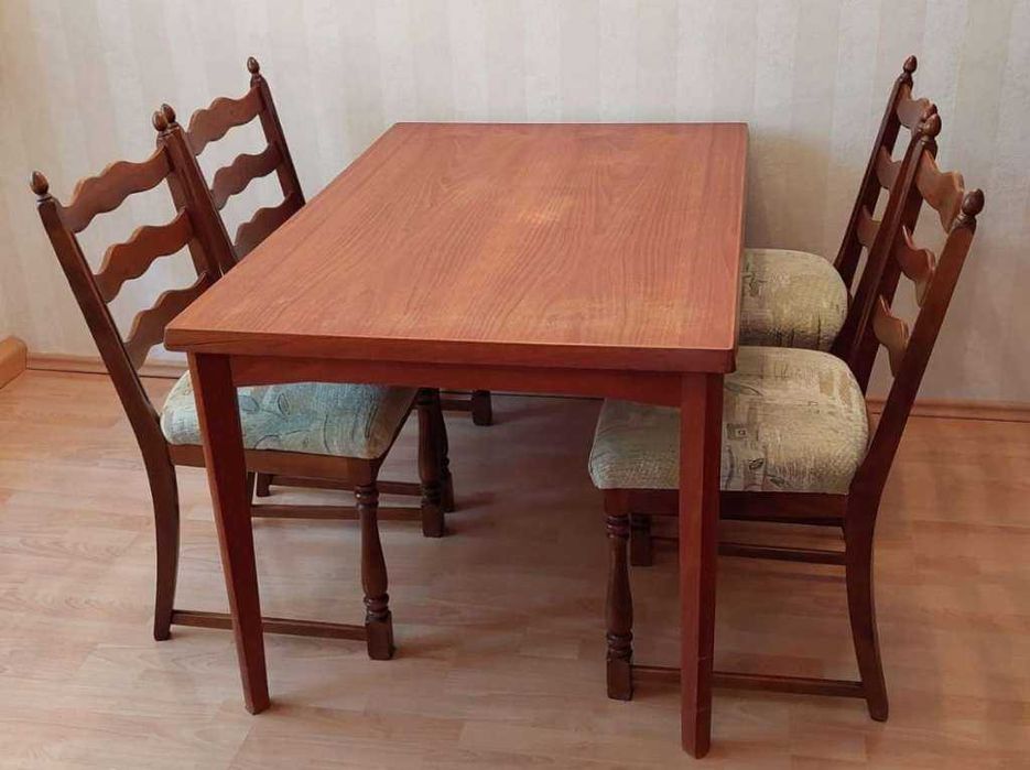 Masa Veche extensibila si 4 Scaune din lemn