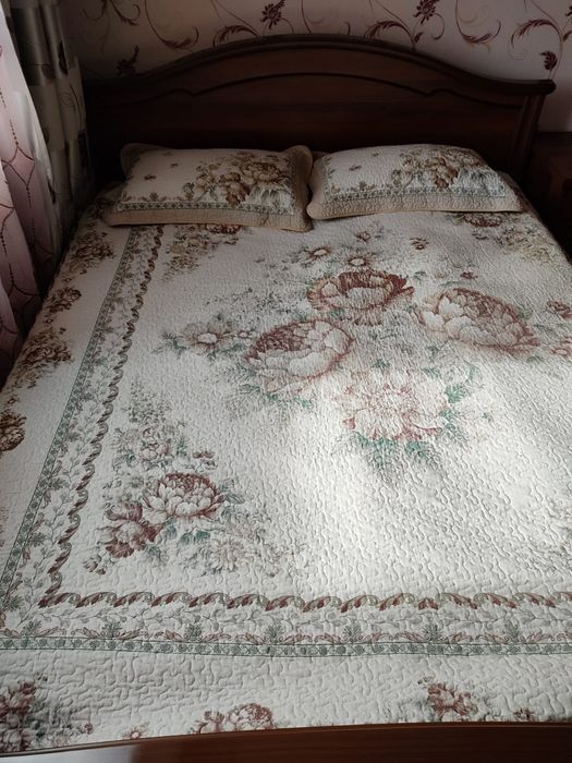 Продам кровать 2- х спальная с двумя тумбочками и матрасом в комплекте