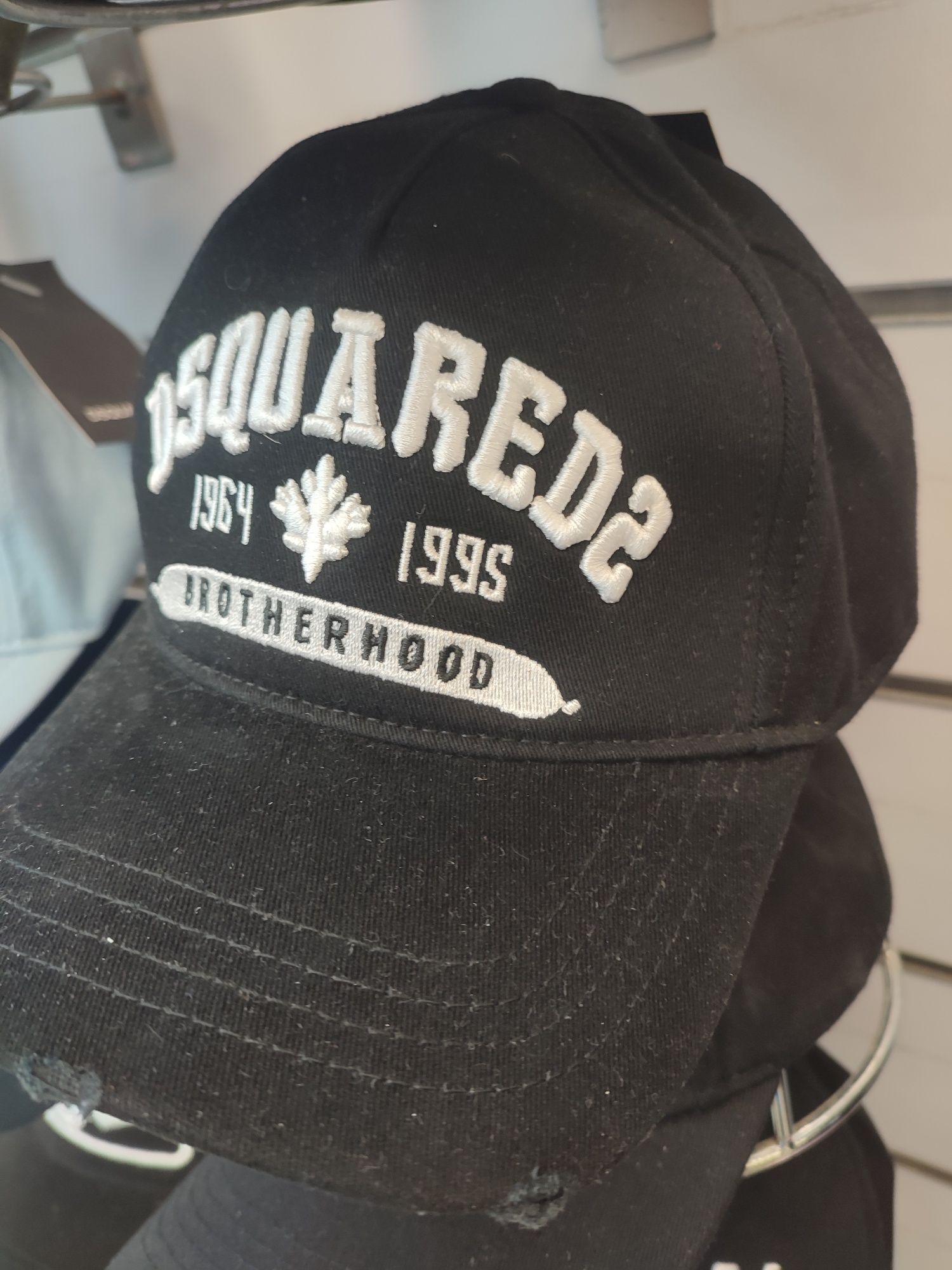 Продавам спортни шапки DSQUARED2, Prada и Gucci