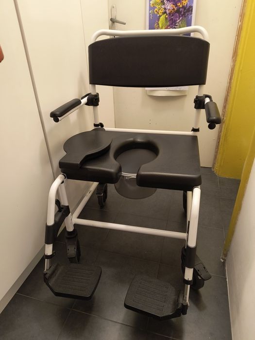 Инвалиден стол тоалетна