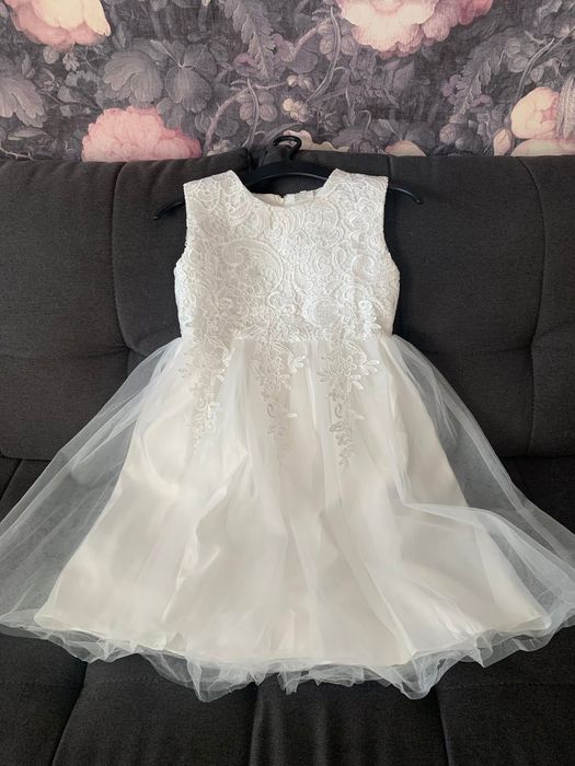 Елегантна детска рокля с панделка