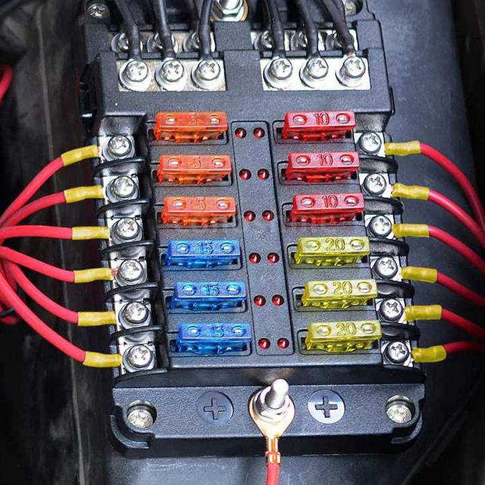 Set panou sigurante auto cu 12 iesiri, 12-32V, cu sigurante