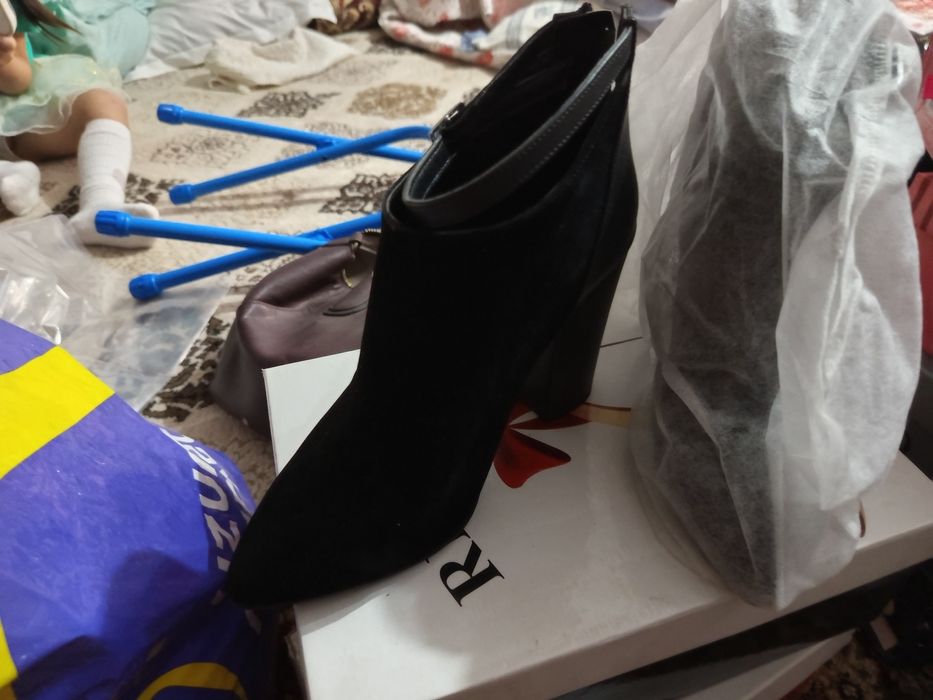 Oyoq kiyim va ko'yne sotiladi yengilariyam bor ichida umuman kiylmagan