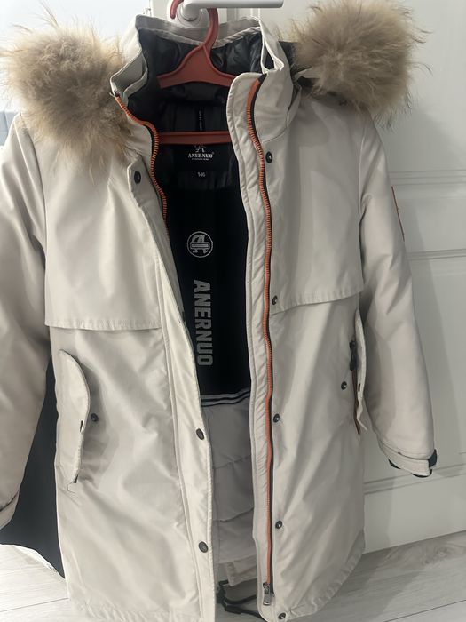 Продам зимнюю куртку на девочку!