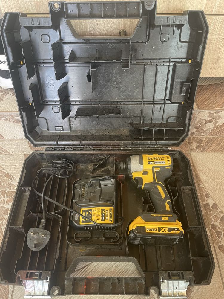 Dewalt autofiletanta , cu percutie , flex