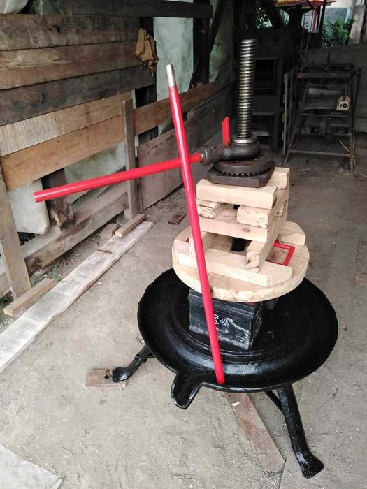 Vând presă de struguri