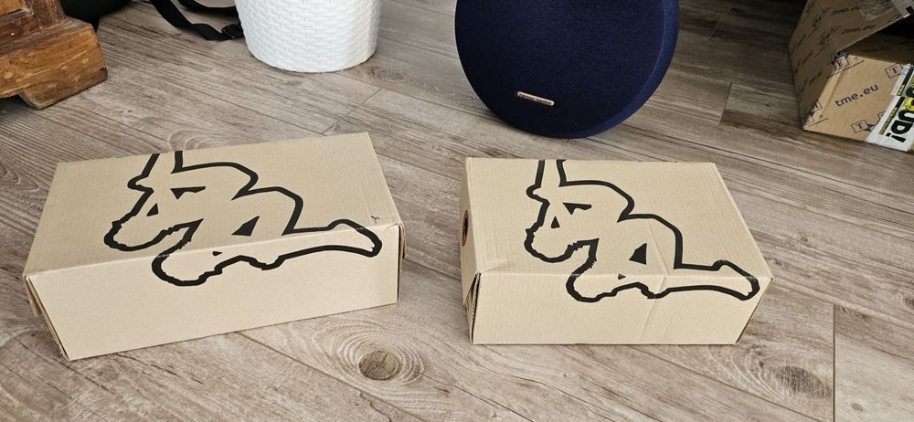 Teniși Kappa ,mama - fiica
Sunt noi 
Originali Kappa 
Mărimile 37 și 3