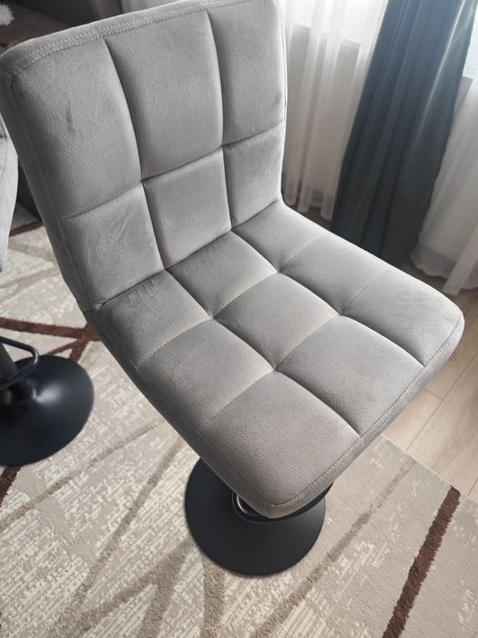 Продавам два бар стола