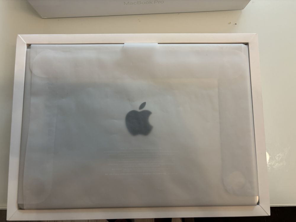 KATO НОВ 14" 512GB MacBook PRO M3 8GB Технополис Гаранция 2026 SILVER