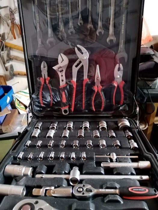 Vând trusa scule tip geamantan