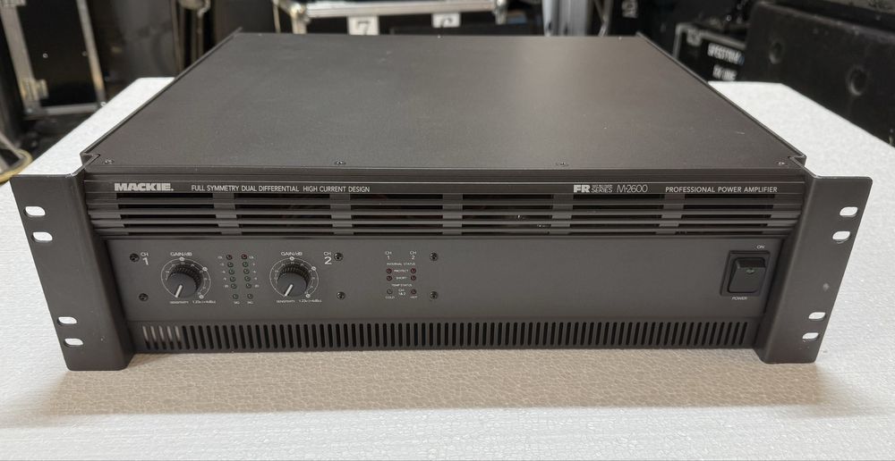 Vand amplificator Mackie FR - M2600 ( CU CROSOVER )