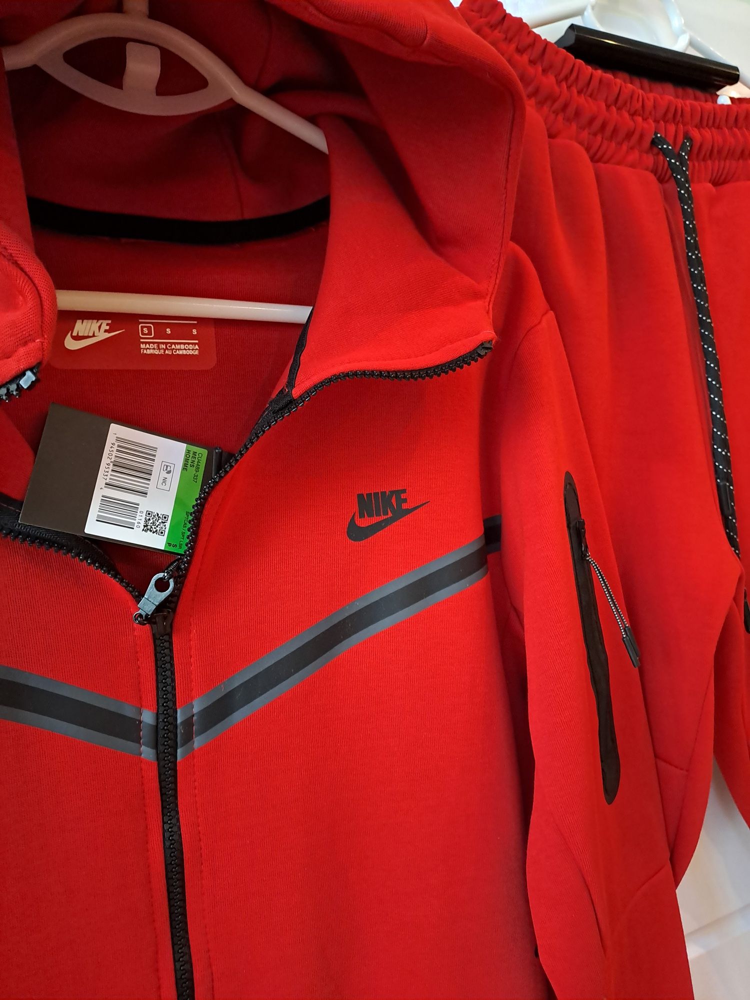 Nike Tech Flecce Roșu S și M