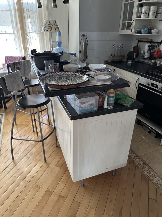 Продаю барную стойку(без стульев и посуды на нём)