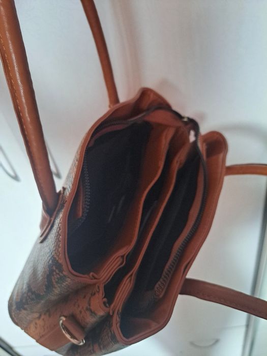 Чанта в кафяво змийски принт