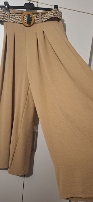 Pantaloni largi cu curea