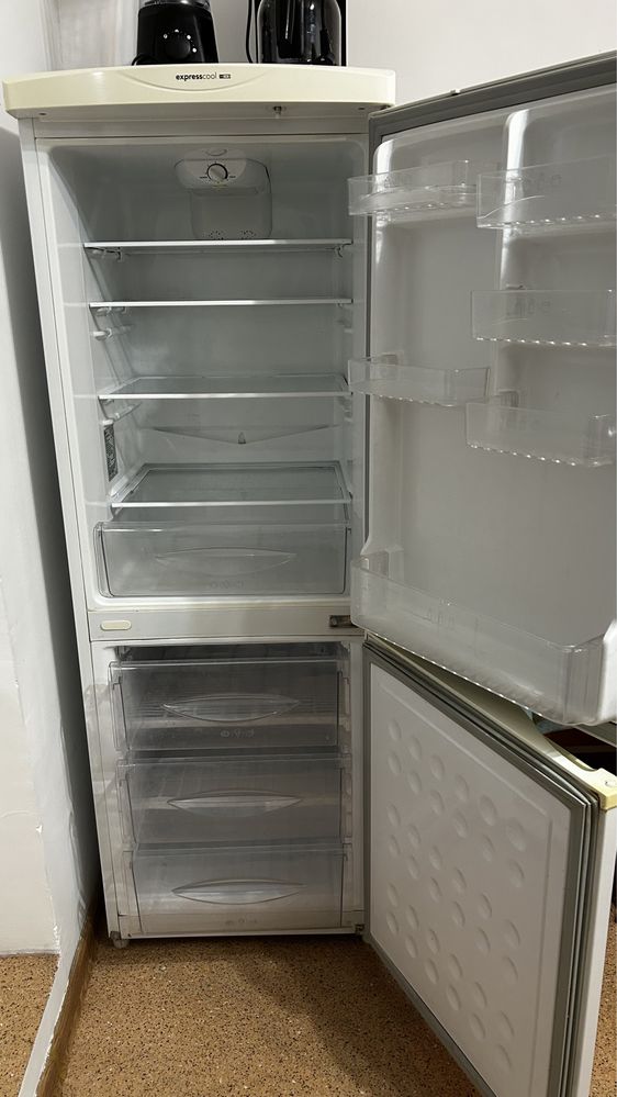 Прдам холодильник LG