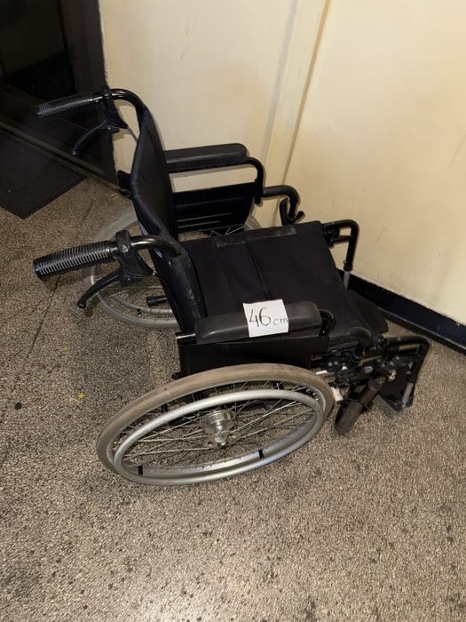 Scaun rulant fotoliu medical batrani handicap dizabilitati ca nou