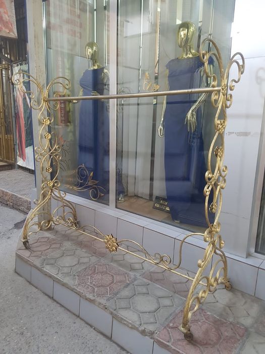 Стойка вешалка кованая для одежды.