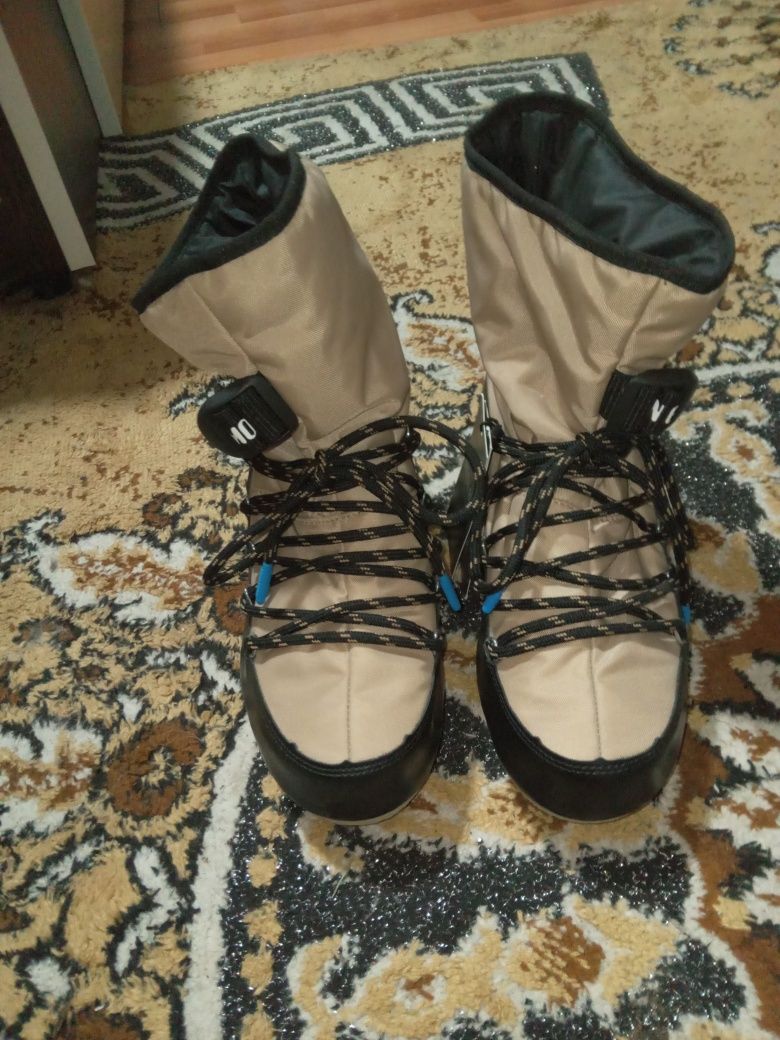 Vând doua perechi de ghete Moon Boot.