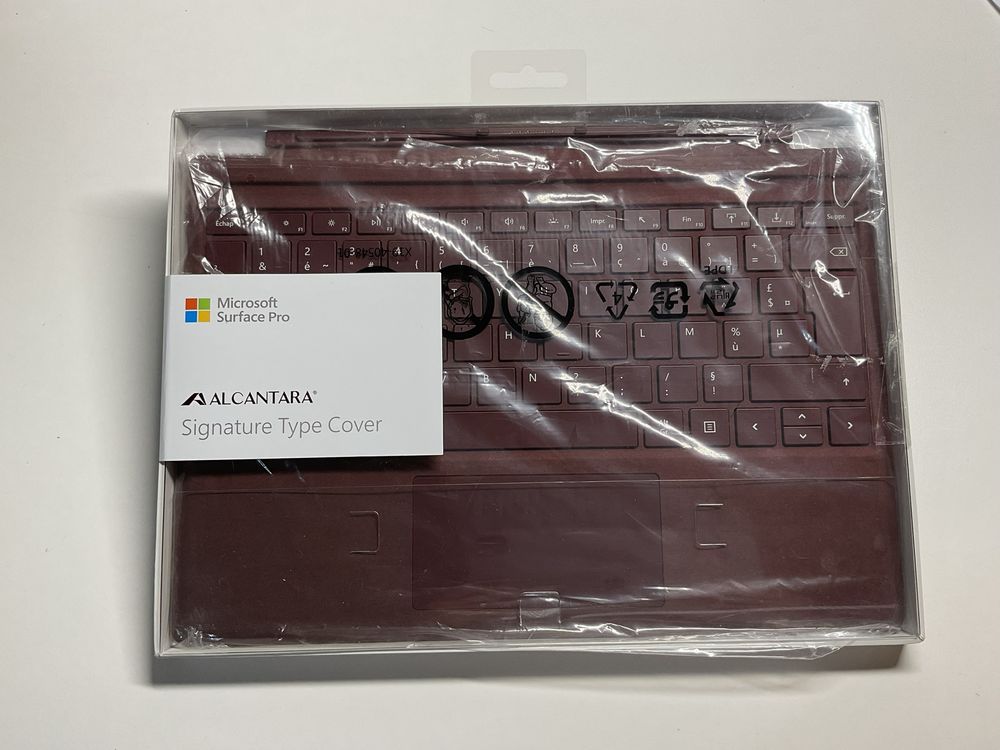 Husa cu tastatura Signature Surface Pro - Sigilata