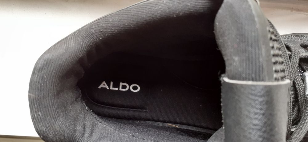 Vand ghete cu strasuri negre