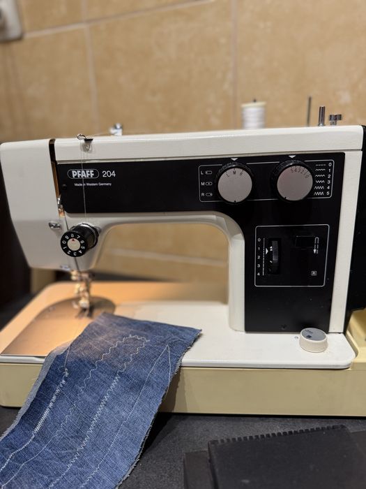 Masina de cusut festonat si butoniere PFAFF 204 Germania