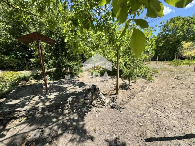 Ексклузивен парцел с партиди за ток и вода за продажба с лице на главн