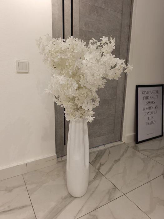 Высокая ваза с цветами