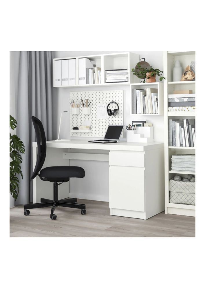 Письменный стол IKEA МАЛЬМ