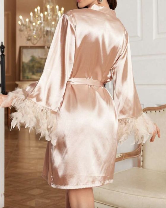 Сатенен халат цвят шампанско с пера