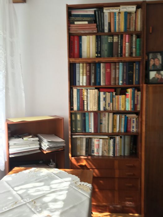 Biblioteca lemn masiv furniruit lacuit cu dulap incorporat