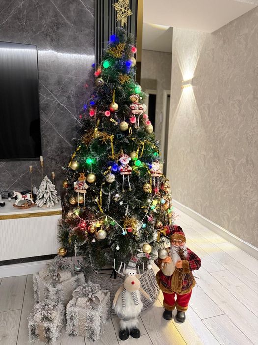 Продам новогоднюю ёлку с полным набором украшений