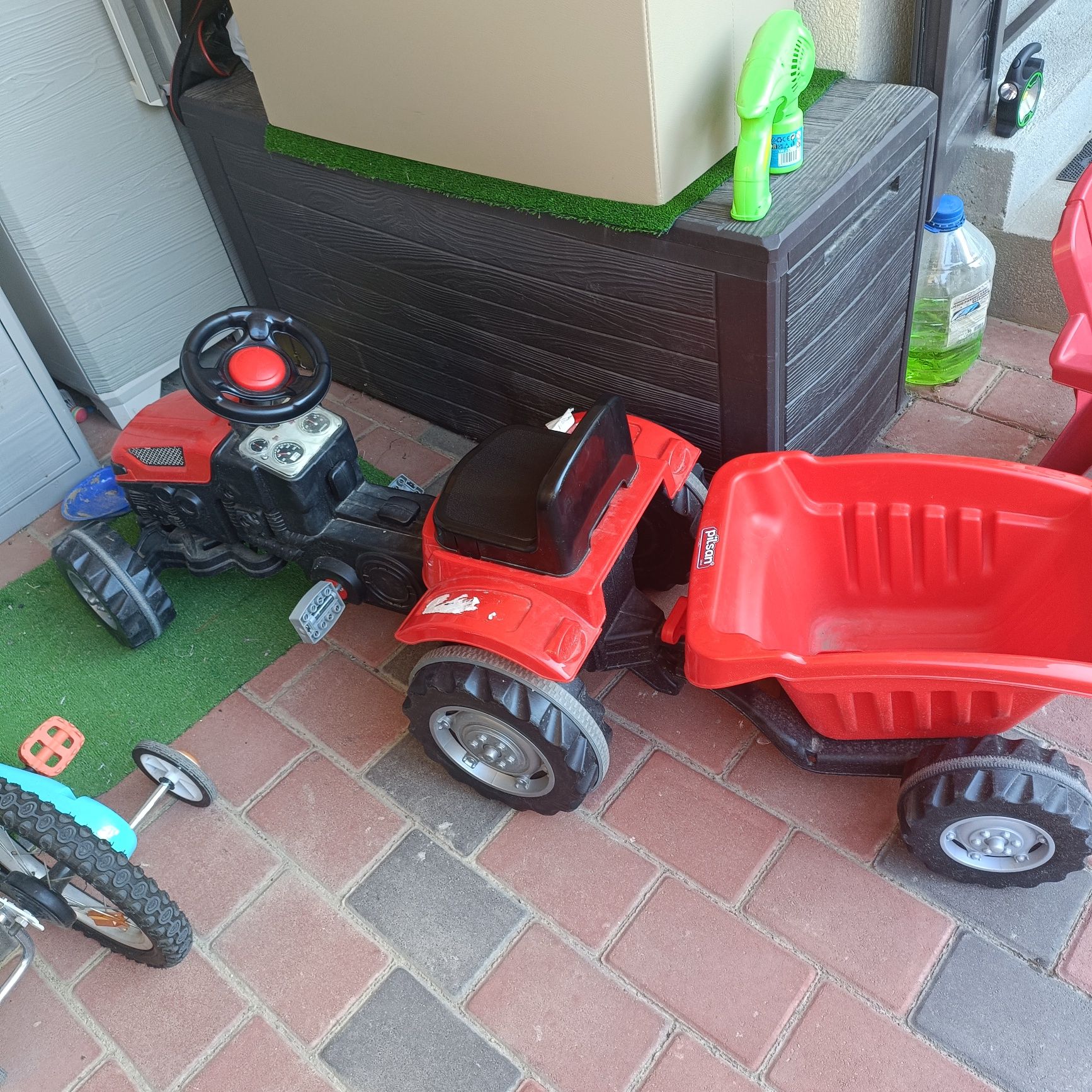 Vând tractor copii fete și baieti