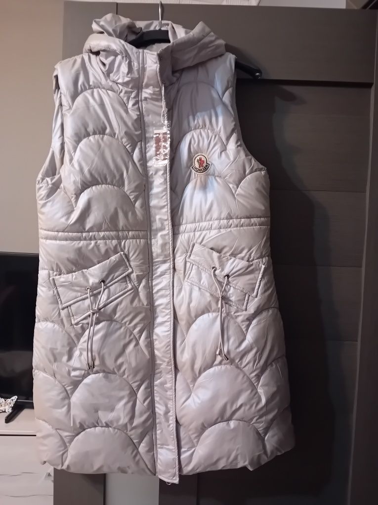 Vând vesta nou cu eticheta!