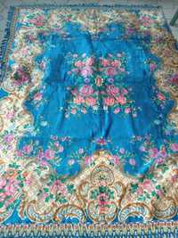 Cuvertura pat culoare albastru cu galben si doua carpete persane