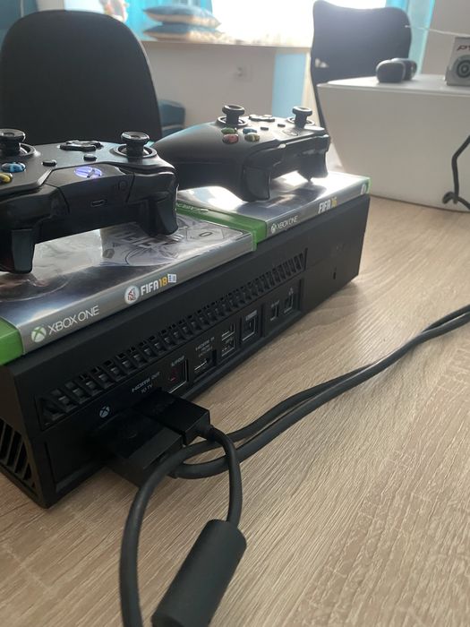 Vand Xbox ONE negru