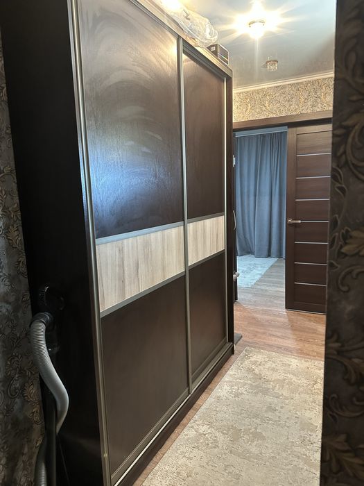 Продам шкаф купе .косметический стол и навесной шкаф