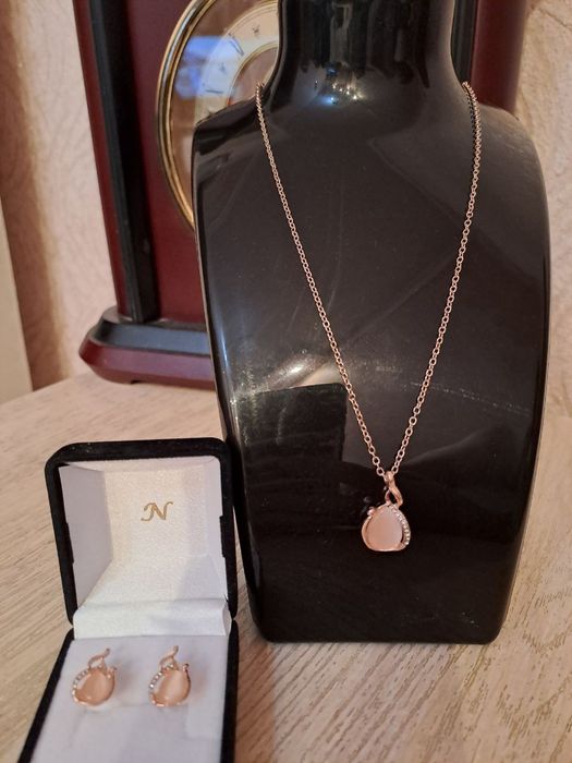 Продам новый комплект, качественной бижутерии .