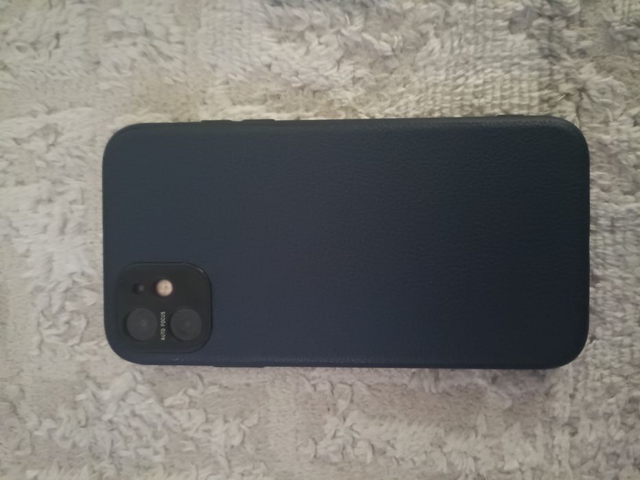 iPhone 11 • 64GB • Red