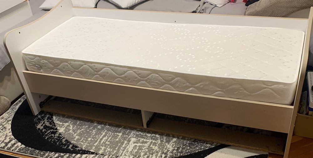 Продавам детско легло с матрак 167х62