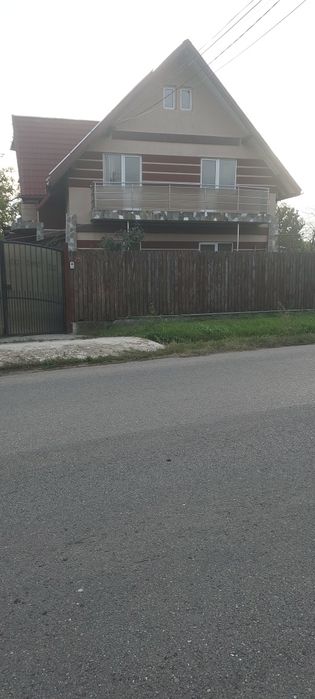 vând casă cu 8+2 camere în Boldesti-Scaeni