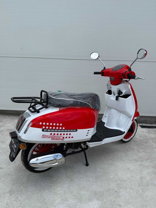 Scuter Breckner Freya pe benzina cu permis