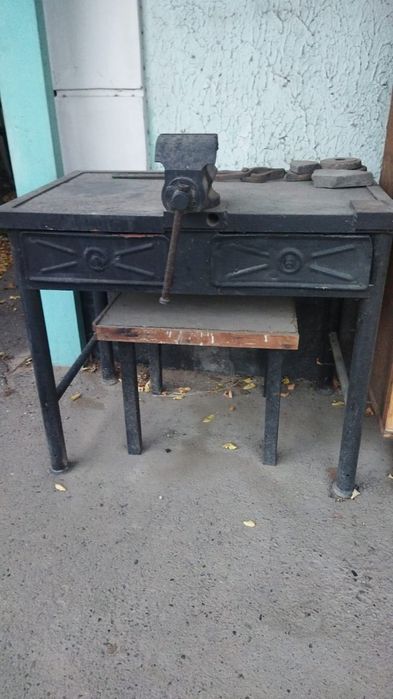 Продам верстак с тисками,СССР